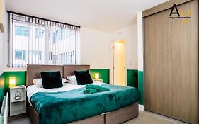 Modern Two-Bedroom Apartment - Central Location, Free Wi-Fi, Ideal For Long Stays By Av Hughes Properties