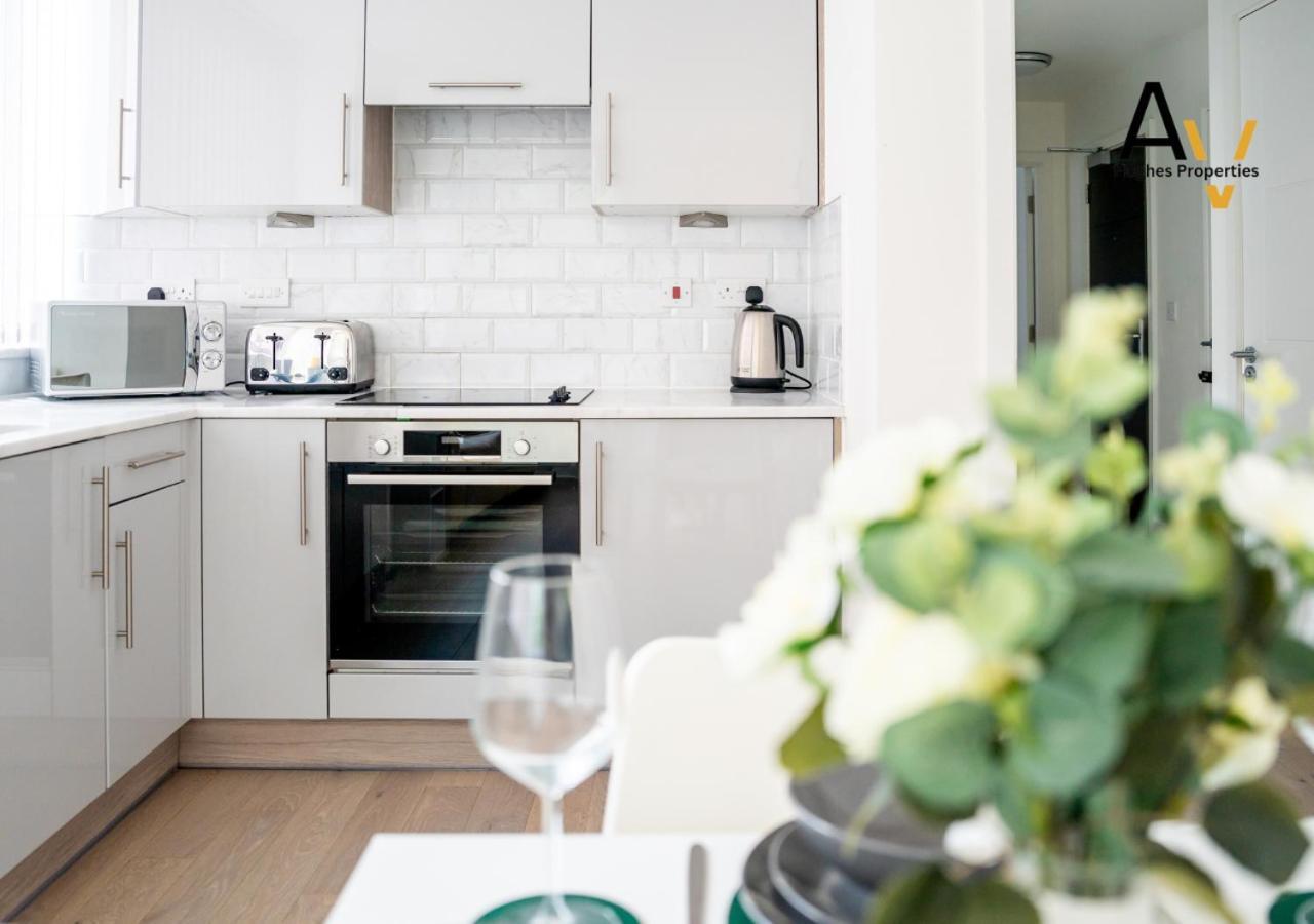 Stylish Two Bedroom Apartment by AV Hughes Properties Milton Keynes Exterior photo