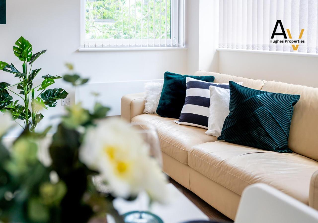 Stylish Two Bedroom Apartment by AV Hughes Properties Milton Keynes Exterior photo