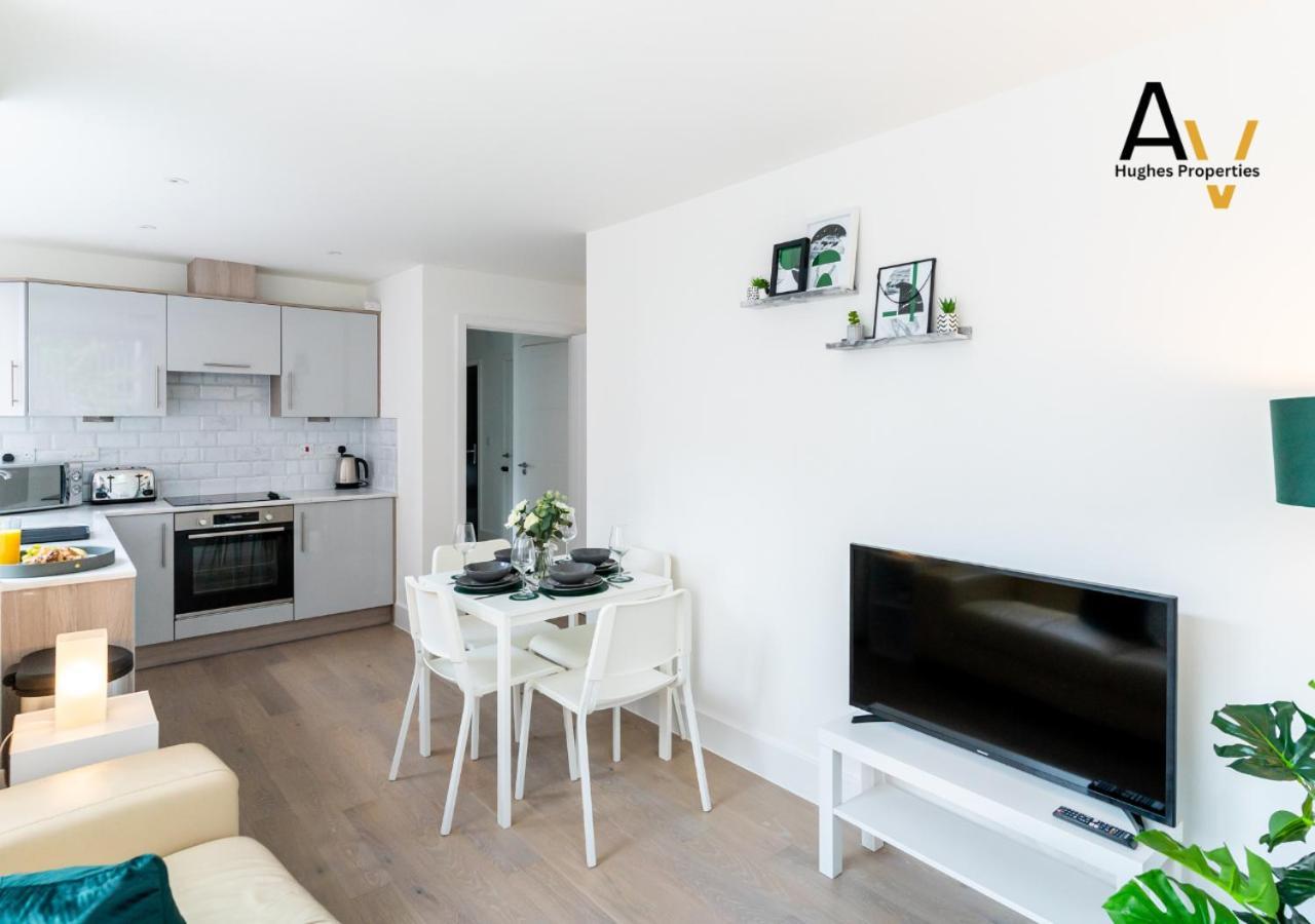Stylish Two Bedroom Apartment by AV Hughes Properties Milton Keynes Exterior photo
