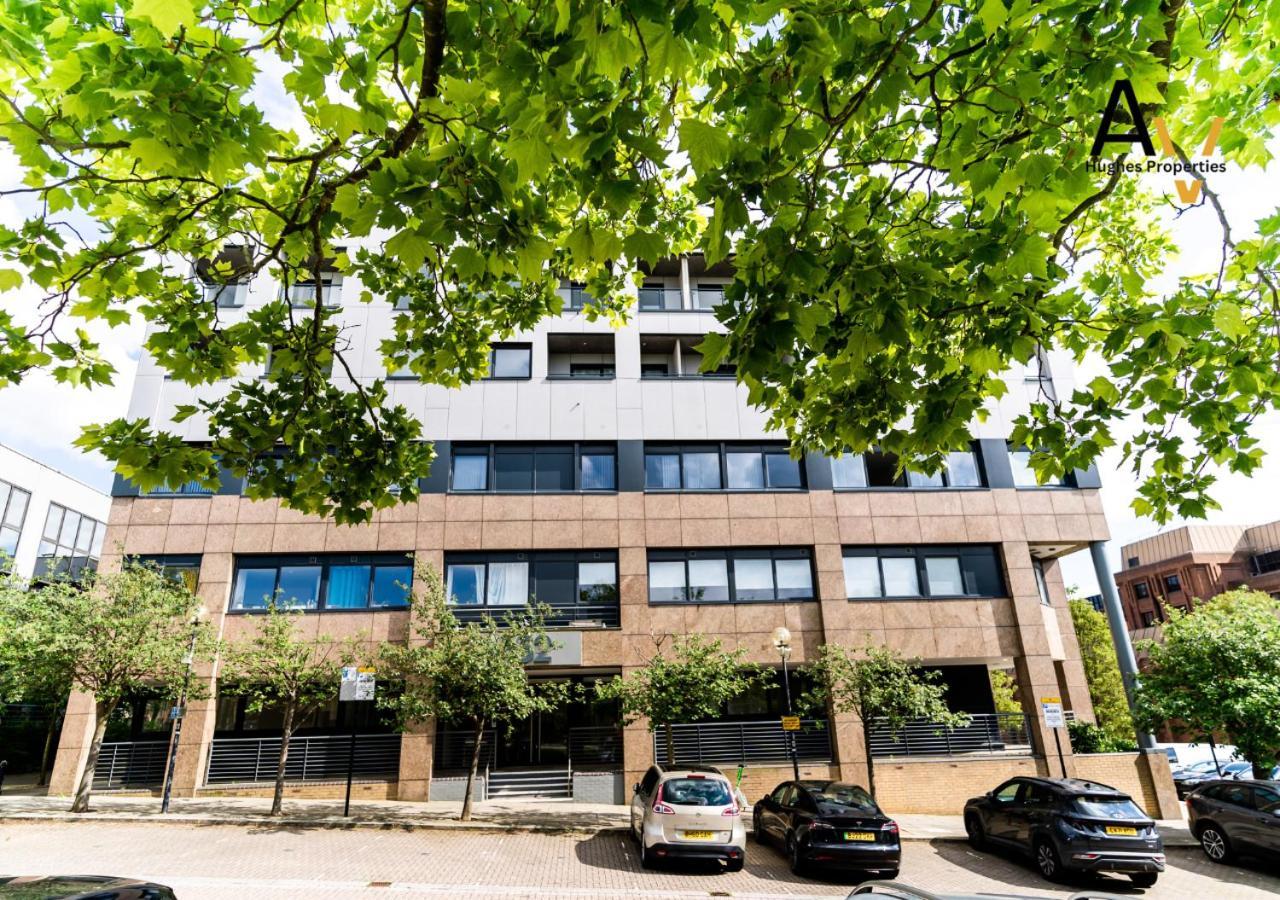 Stylish Two Bedroom Apartment by AV Hughes Properties Milton Keynes Exterior photo